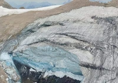 Marmolada, il crollo del ghiacciaio: 6 morti e 20 dispersi in una catastrofe climatica