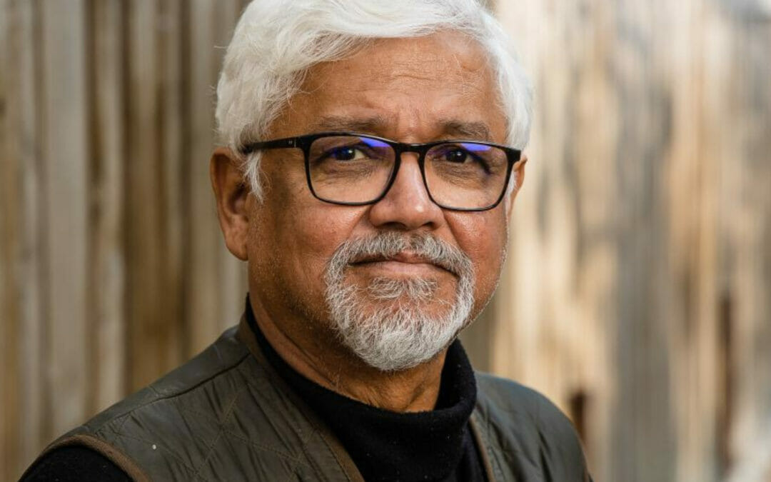 Amitav Ghosh: «Tutto è cominciato con il colonialismo, quando iniziammo a far violenza alla Terra»