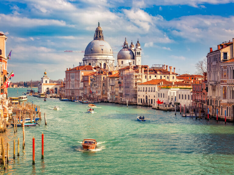 Venezia a tutto idrogeno con le auto a noleggio.Ma Bezos va in acqua