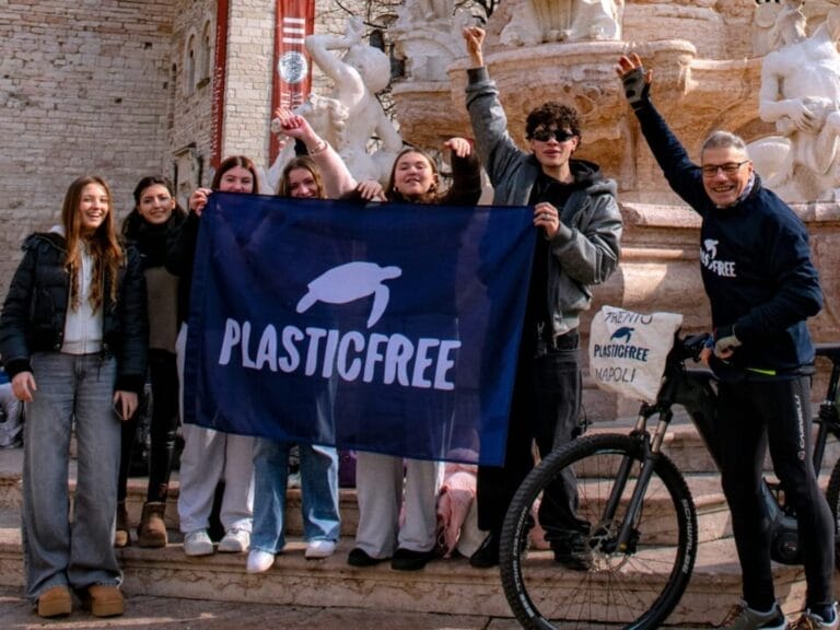 La lotta alla plastica corre in bici